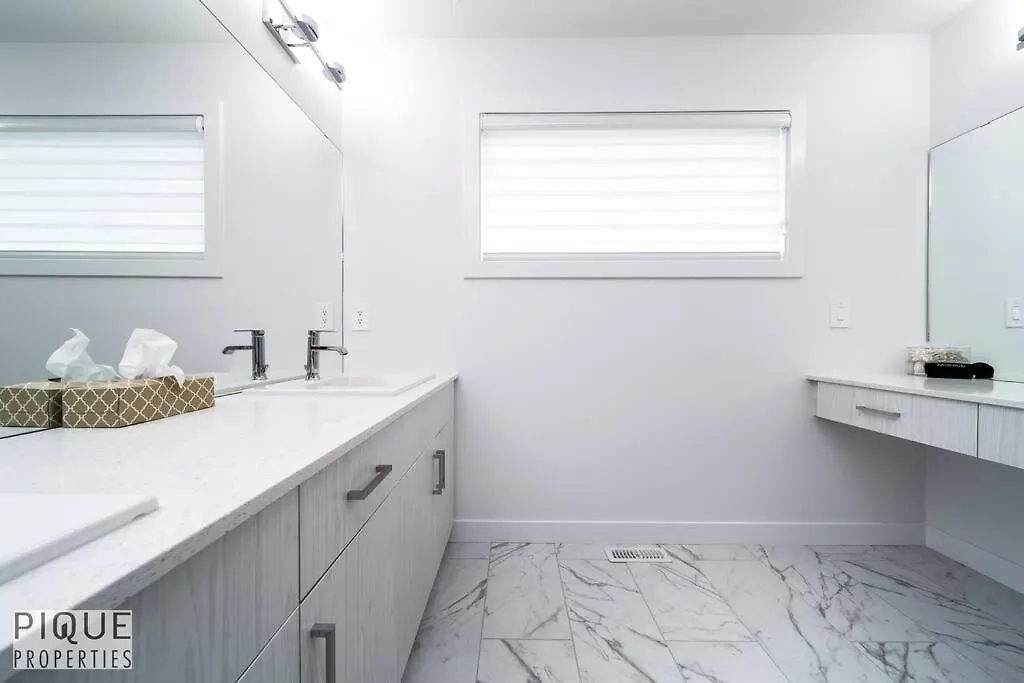 Urbanutopia*Luxury Home*King Bed*Patio/Bbq*Sleep16 Edmonton